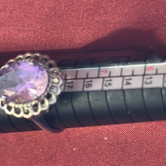 Elegant Purple Gemstone Ring - Picture 4 of 9